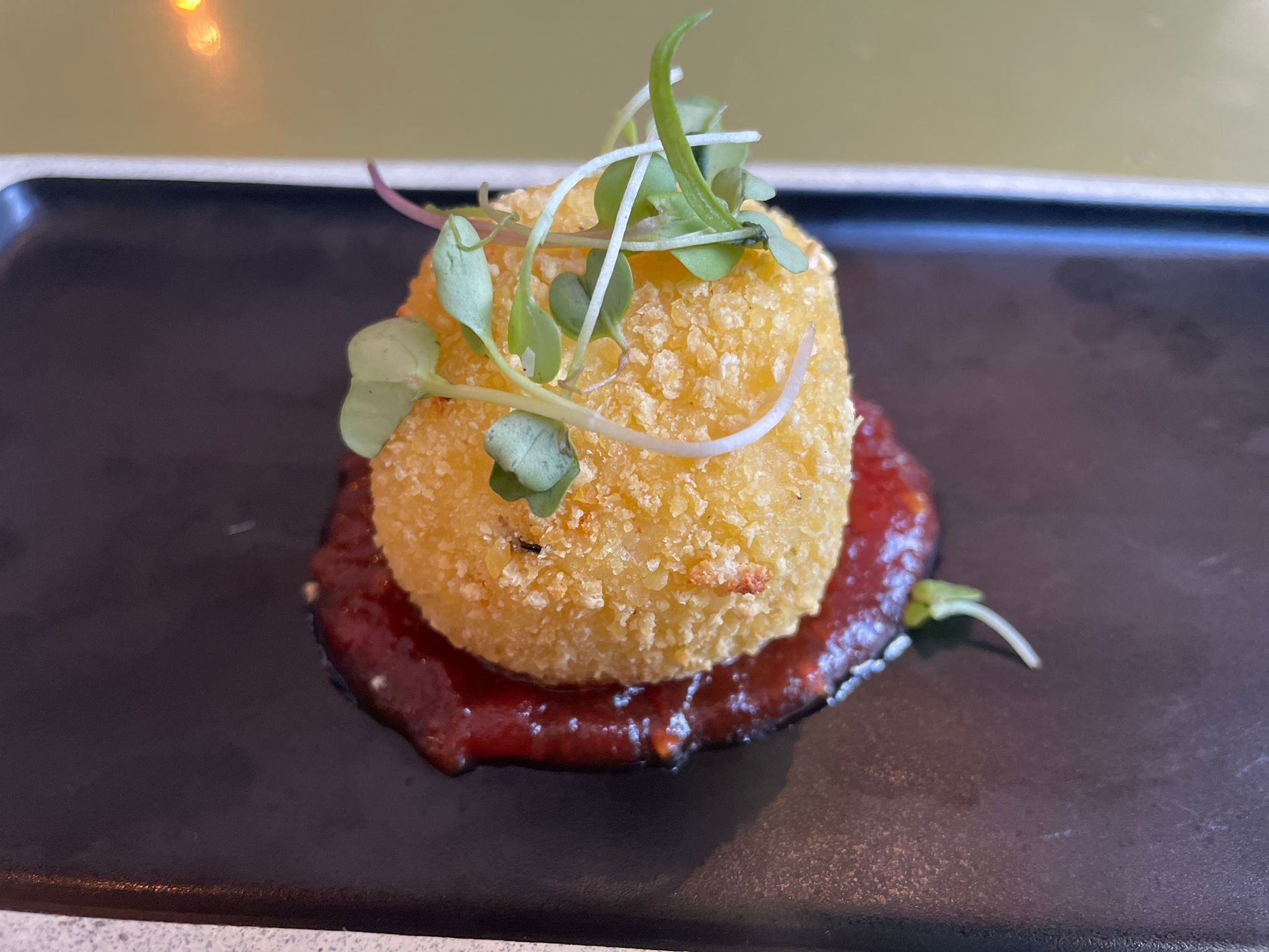 Bomba de patata morada rellena de trufa y mermelada de tomate (sin gluten)