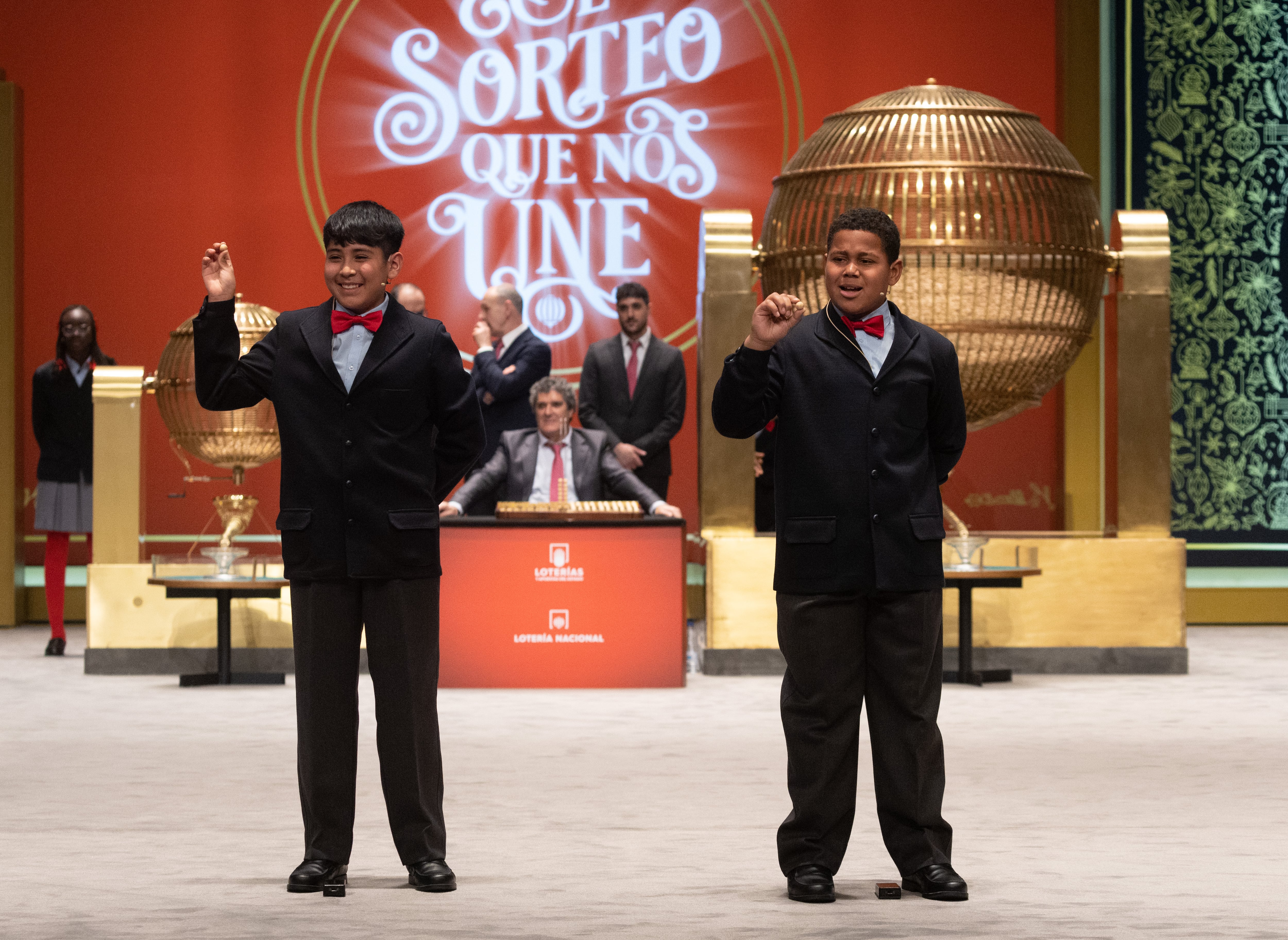 Los niños de San Ildefonso cantan los números premiados en el sorteo de Lotería de Navidad.