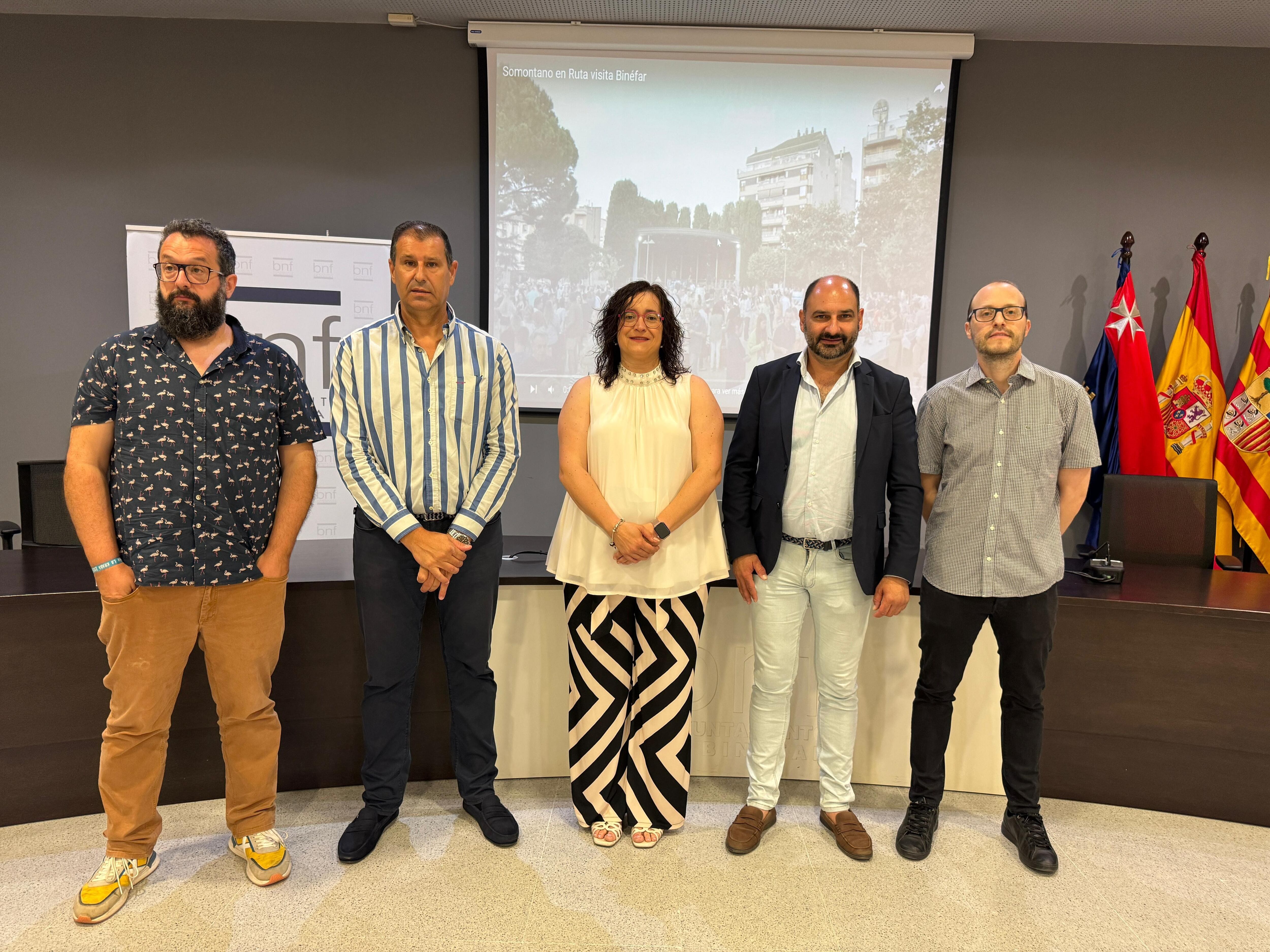 Imagen de las autoridades que han presentado Somontano en Ruta en Binéfar
