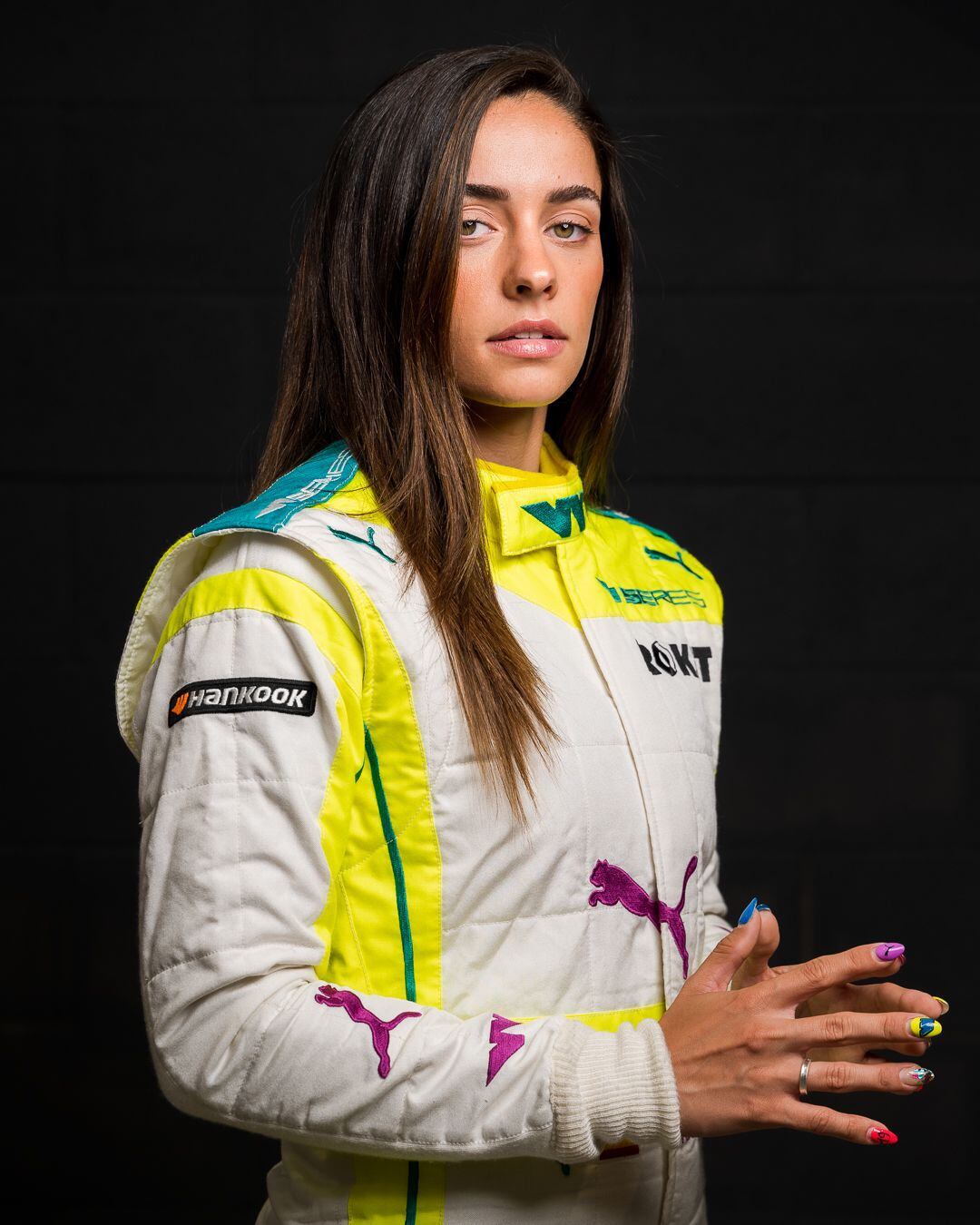 Marta, posando en foto oficial con su escudería.