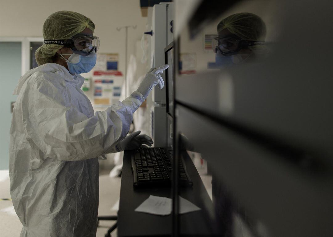 Imagen de archivo. Tabajador sanitario en una Unidad de Cuidados Intensivos