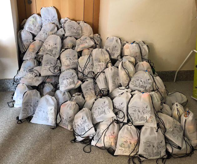 Detalle de las bolsas de regalos para los menores