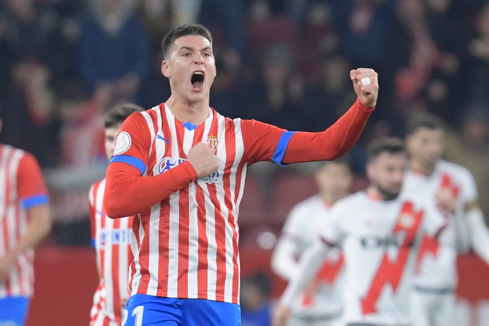 GIJÓN, 03/01/2023.- El delantero del Sporting Uros Milovanovic celebra tras marcar ante el Rayo Vallecano, durante el partido de Copa del Rey que Sporting de Gijón y Rayo Vallecano disputan este martes en el estadio de El Molinón. EFE/Eloy Alonso
