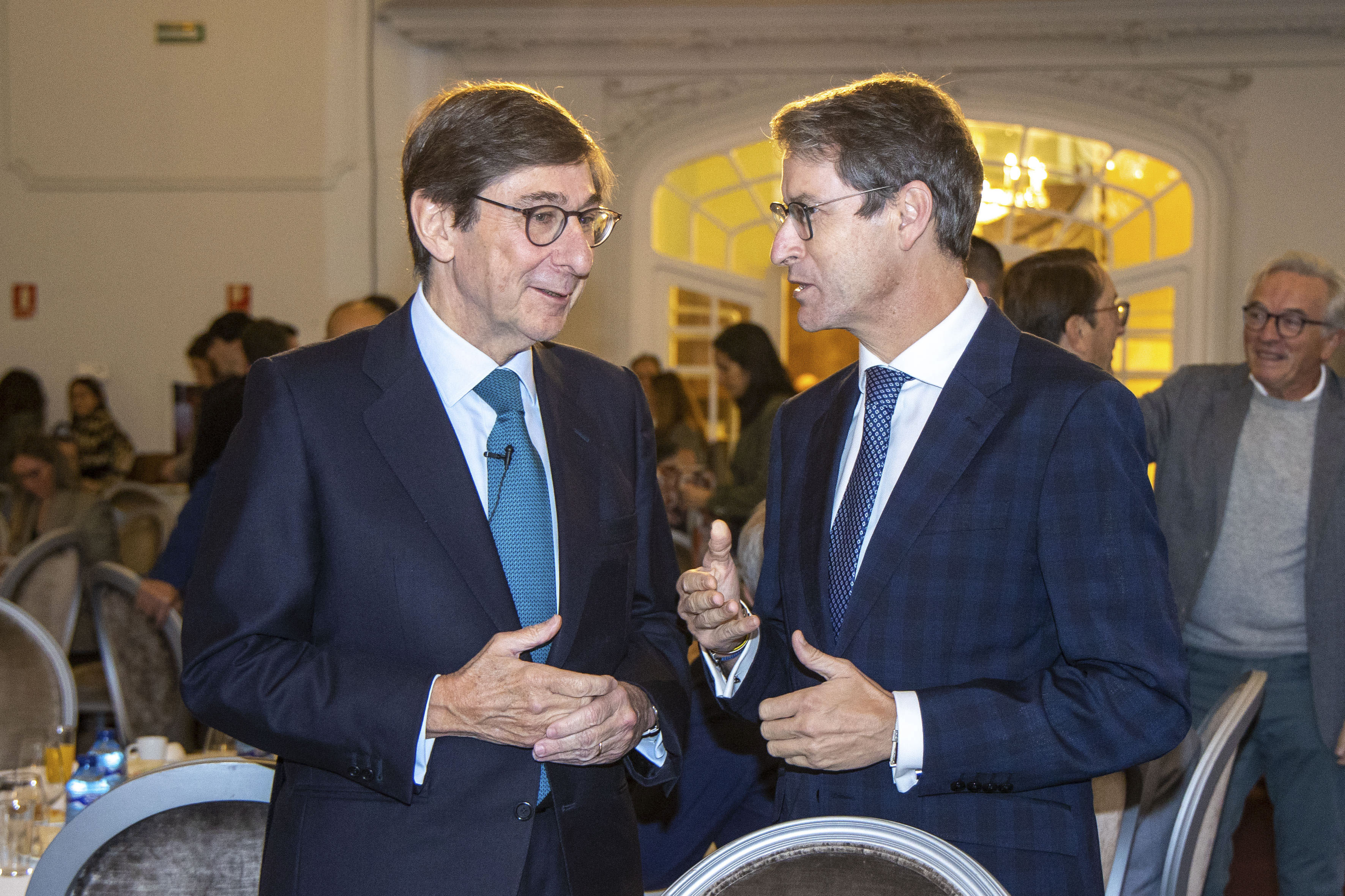 LOGROÑO 18/10/2024.-El presidente de Caixabank, José Ignacio Gorigolzarri (iz) y el presidente del Ejecutivo de La Rioja, Gonzalo Capellán(d) participan en un foro económico organizado por el Diario La Rioja este viernes en Logroño.
