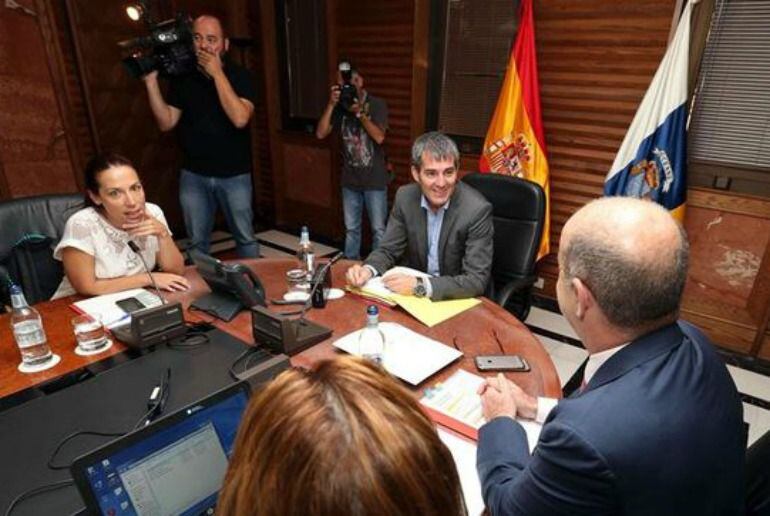 El presidente del Gobierno de canarias, Fernando Clavijo (c), la vicepresidenta, Patricia Hernández (i), y el consejero de Economía, Pedro Ortega (d) durante la reunión del Consejo de Gobierno, celebrada en Las Palmas de Gran Canaria de Gran Canaria.Elvir