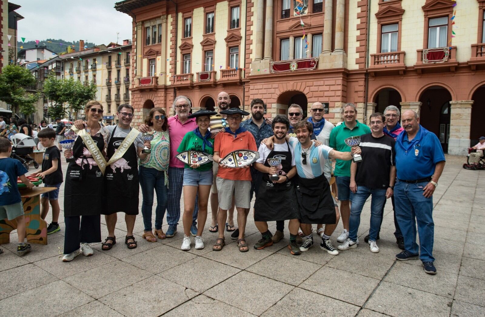 Foto de familia de organizadores, jurado y parejas ganadoras del concurso