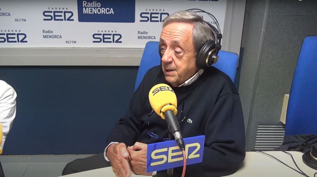 Emili de Balanzó en los estudios de Radio Menorca, en 2019