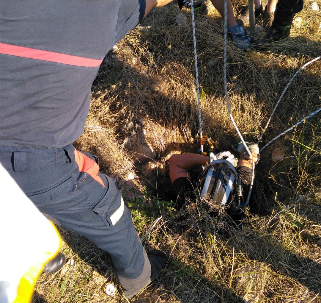 Rescatan a un hombre tras caer a un pozo de unos 5 metros en Fuente Álamo 