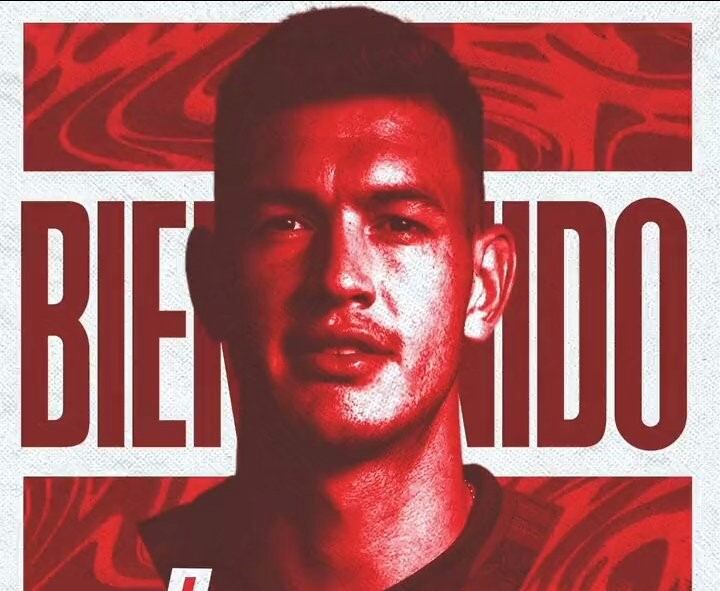 El central de 26 años firma por seis temporadas en el Mediterráneo.