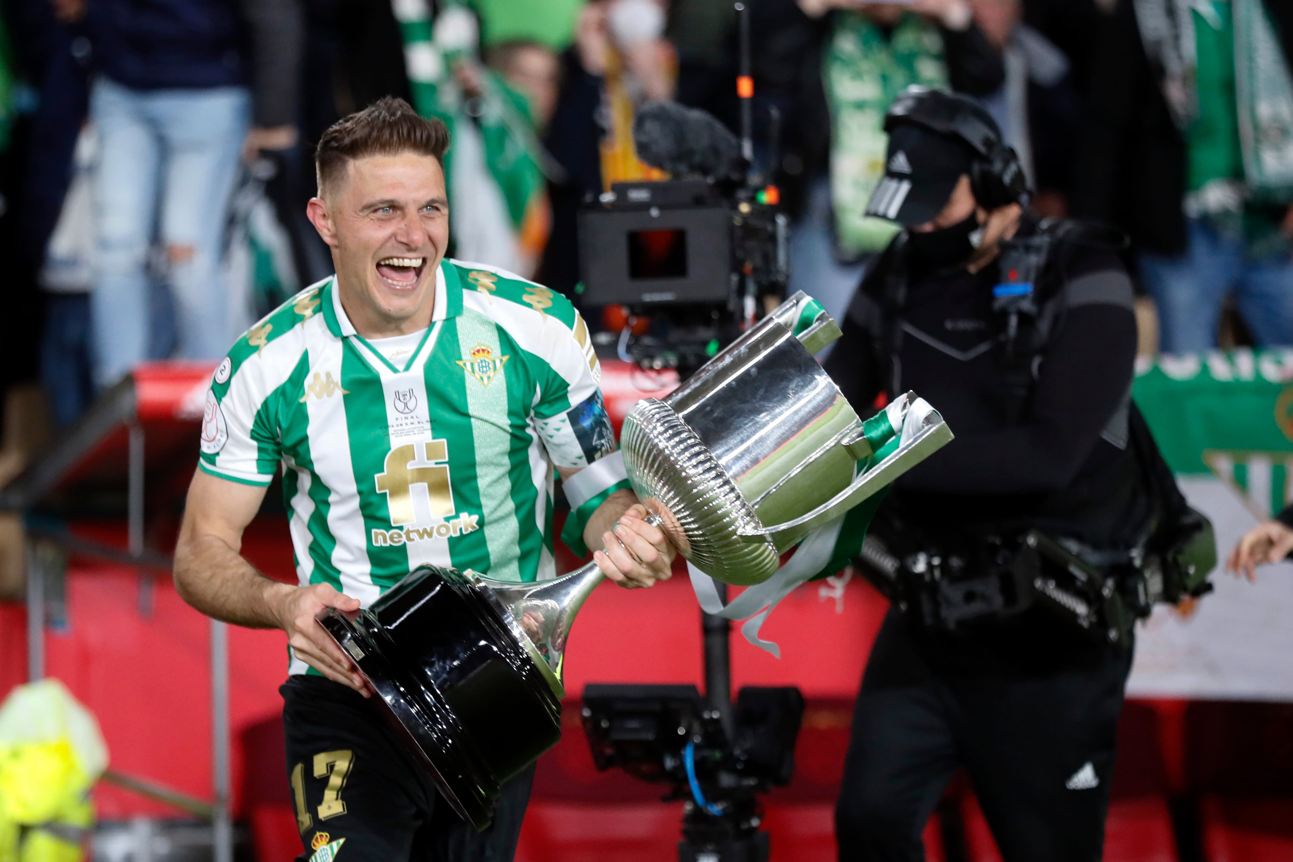 El capitán del Real Betis Joaquín Sánchez corre con el trofeo de la Copa del Rey