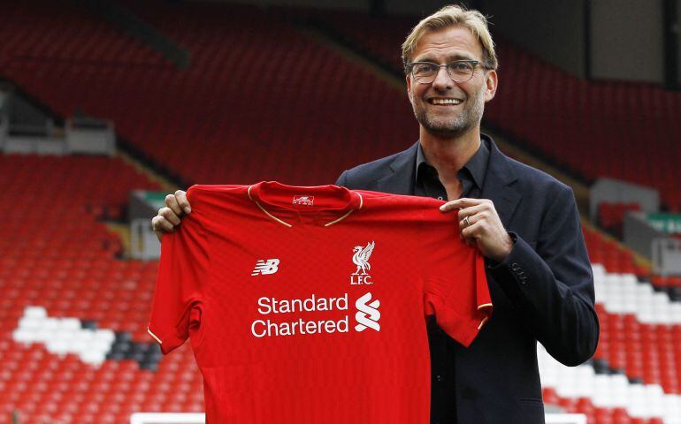 Jurgen Klopp posa con la camiseta del Liverpool.