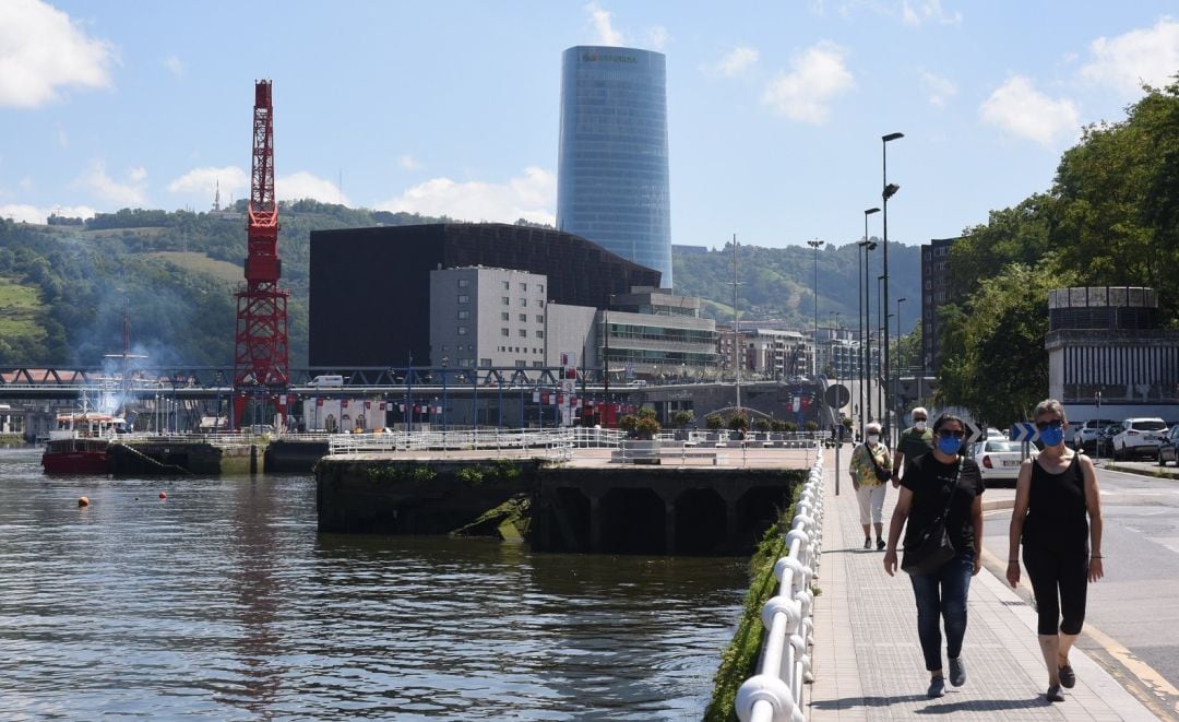 Imagen de ciudadanos de Bilbao paseando 