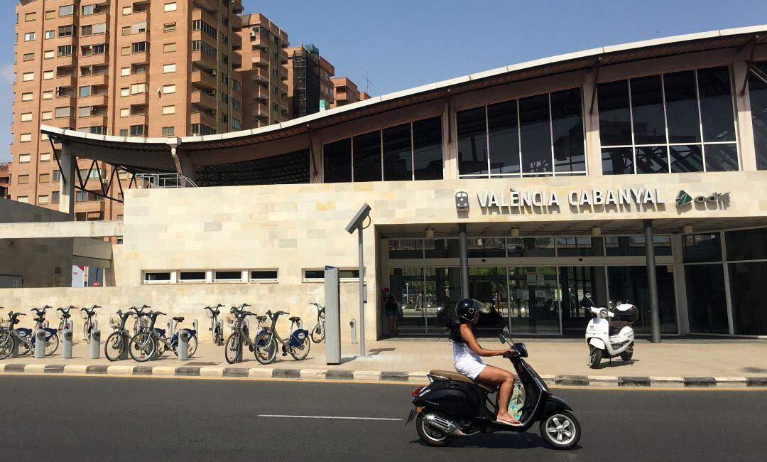 El edificio de la estación de ADIF, cuyo entorno urbano prevé modificar el plan del Cabanyal, en una imagen reciente