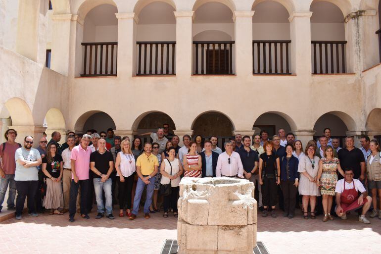 Foto de familia de los acompañantes a las dos representantes de la UNESCO 