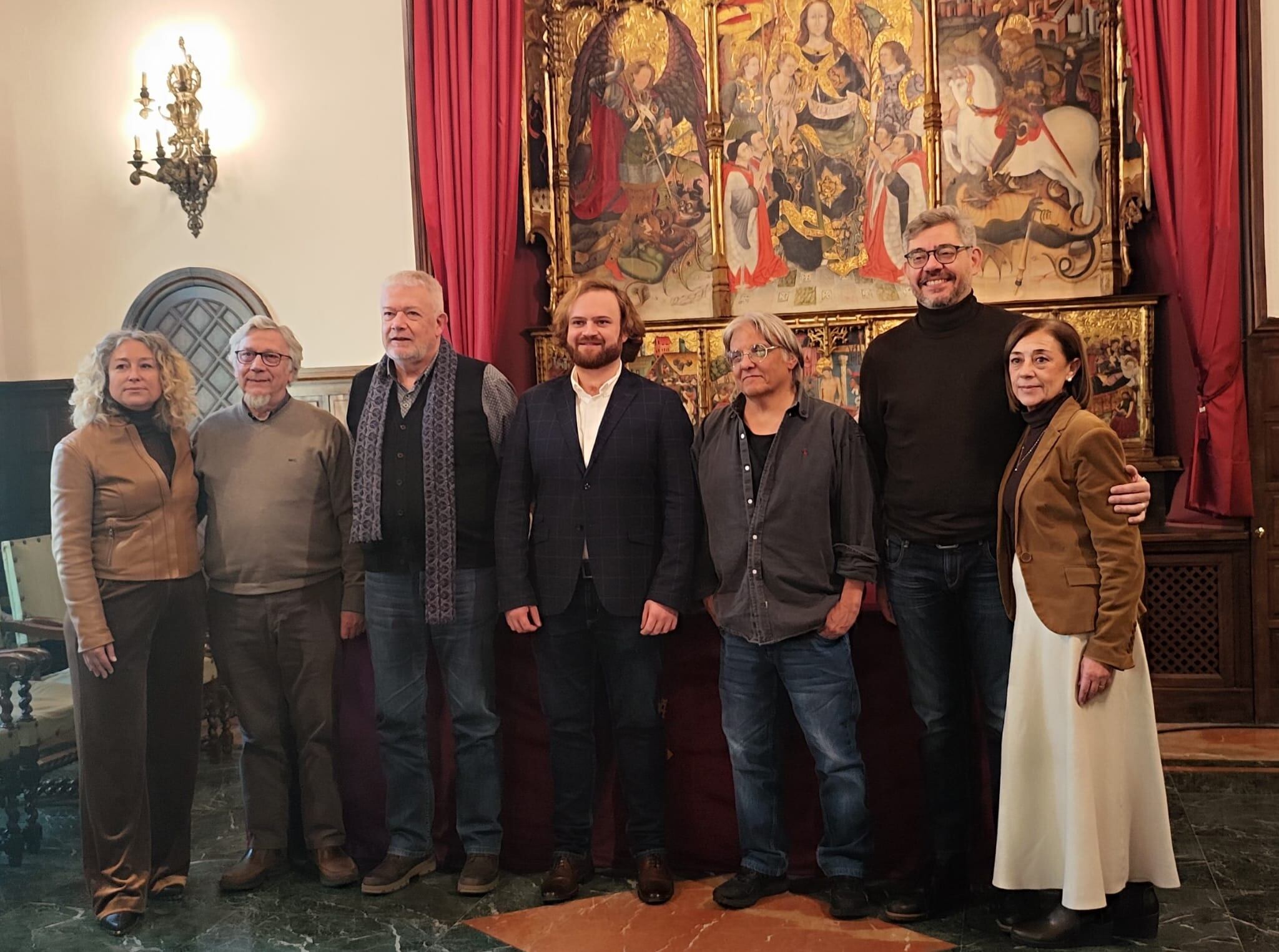 Rafel Jaume i Venys, quart per l&#039;esquerra, ha obtingut el 42è Premi d&#039;Assaig Josep Vallverdú. A la seva dreta, Joan Carles González i Pujalte, que ha obtingut el 30è Premi de Poesia Màrius Torres. La resta són membres de la Paeria, de l&#039;IEI i del jurat dels premis.