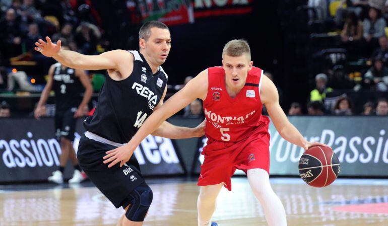 El base del RETAbet Bilbao Basket, Javi Salgado (d) y el base del Monbus Montakit Fuenlabrada, Luka Rupnik (d) durante el partido correspondiente a la decimonovena jornada de la Liga Endesa, disputado en el BilbaoArena.