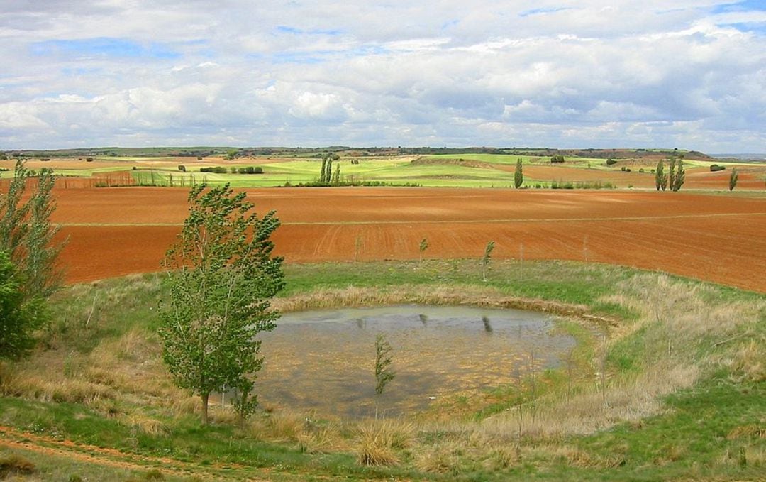 El pozo Airón, con agua, destino de nuestra ruta desde La Almarcha (Cuenca).