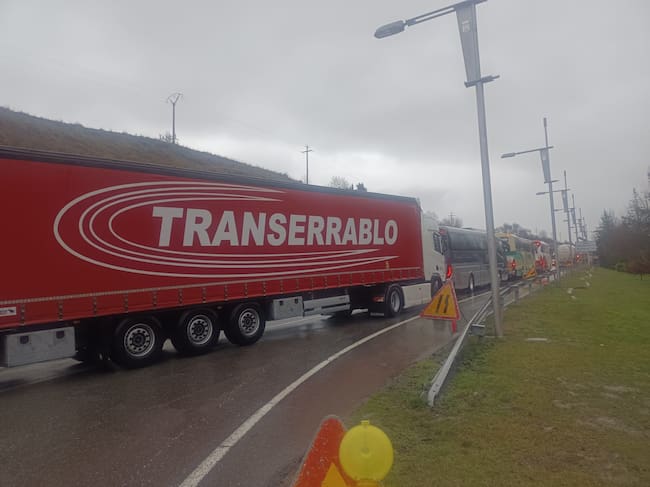 Los vehículos de mayor tamaño quedaban bloqueados durante el transporte de carga