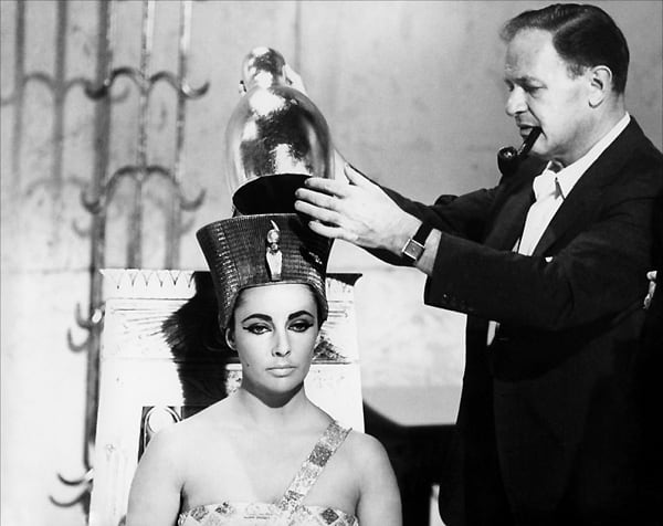 Joseph L. Mankievicz con Elizabeth Taylor en el rodaje de Cleopatra.