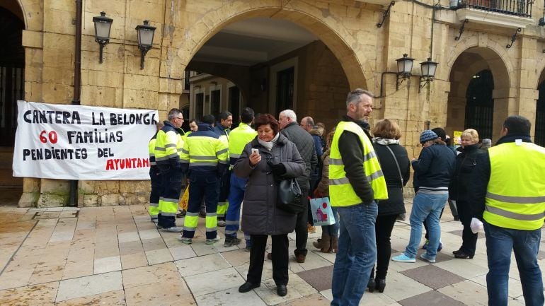 Los trabajadores de la cantera de La Belonga concentrados frente al Ayuntamiento de Oviedo, para pedir el desbloqueo de la explotación.