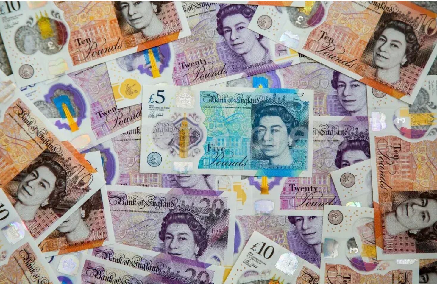 Billetes con la cara de Isabel II.