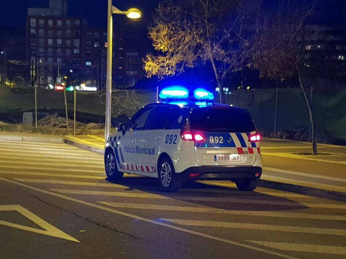 La Policía Municipal denuncia a un bar que atendía a clientes en el interior