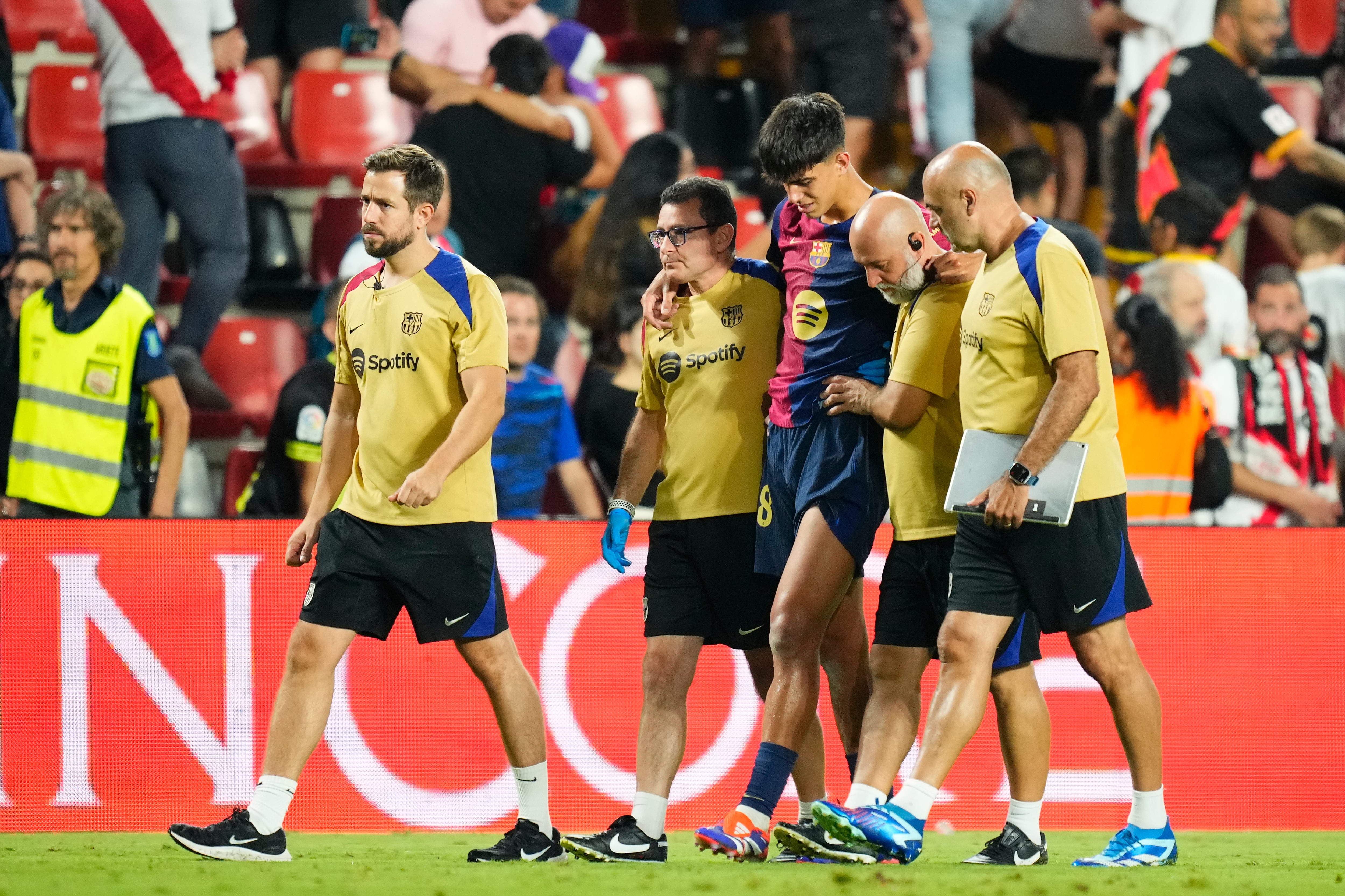 Marc Bernal abandona el campo del Rayo lesionado