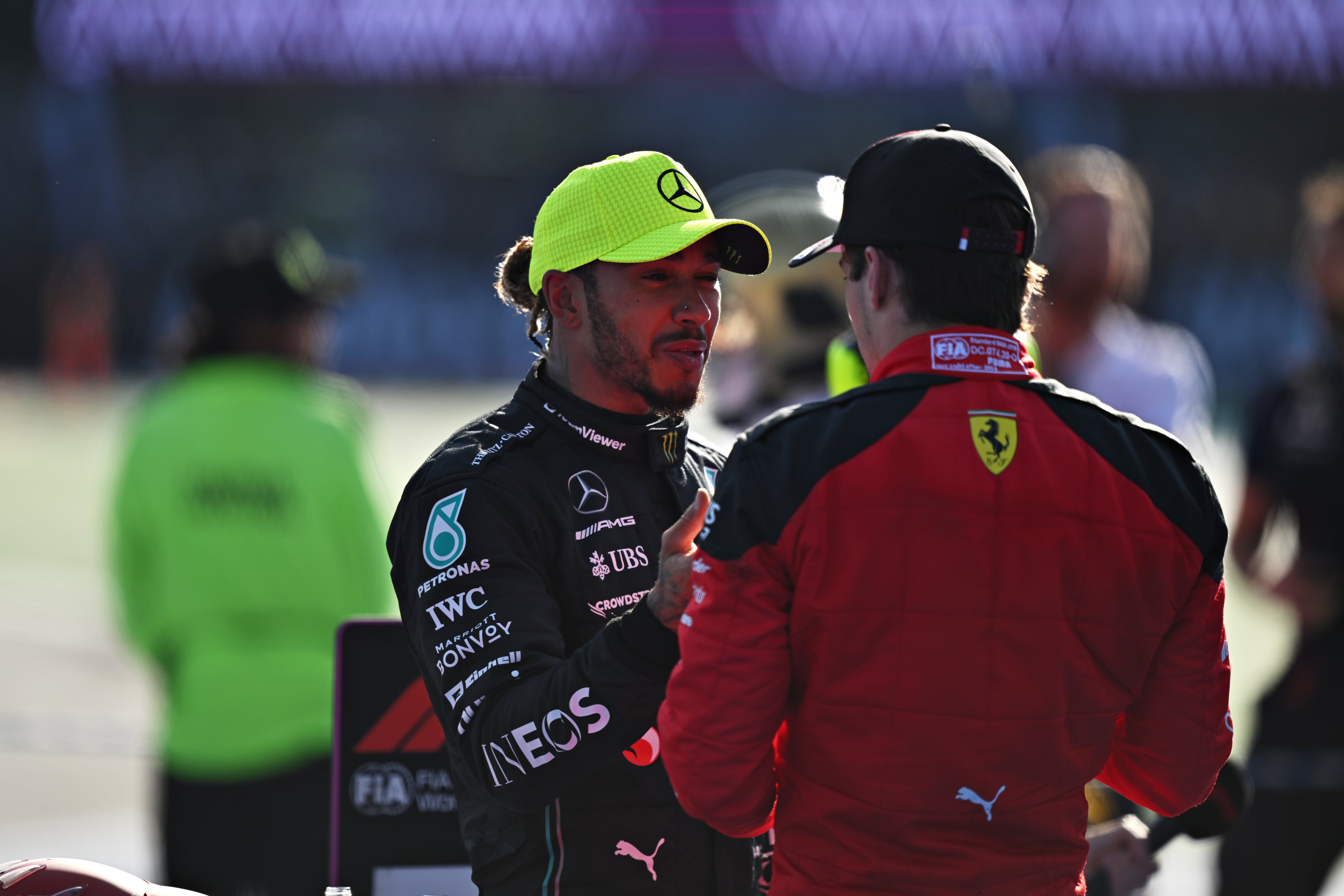 Lewis Hamilton y Charles Leclerc en el Gran Premio de México. (Photo by Rudy Carezzevoli/Getty Images)