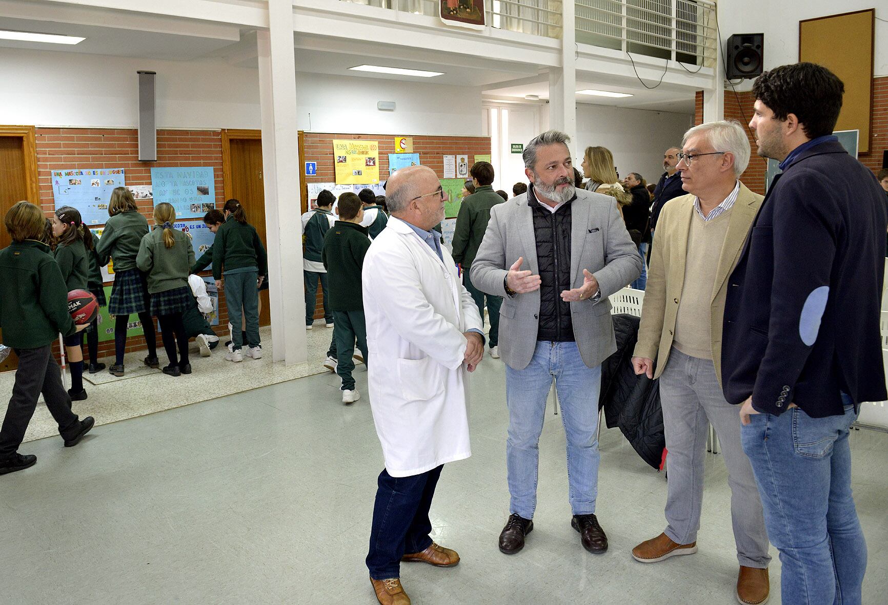 Los delegados de Protección y Bienestar Animal y Educación, Rubén Pérez y Juan Antonio Cabello, en el centro San José Fundación Xafer / Ayuntamiento de Jerez.