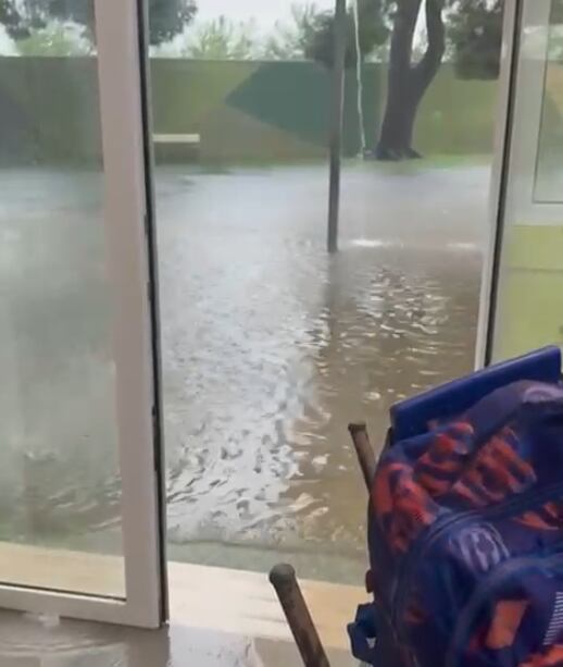 Un aula del colegio Calderón, en el Grau de Gandia, inundada ayer
