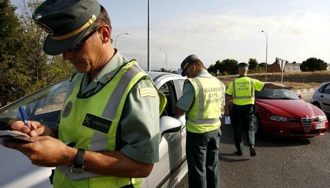 Control de agentes de  la Guardia Civil de Tráfico