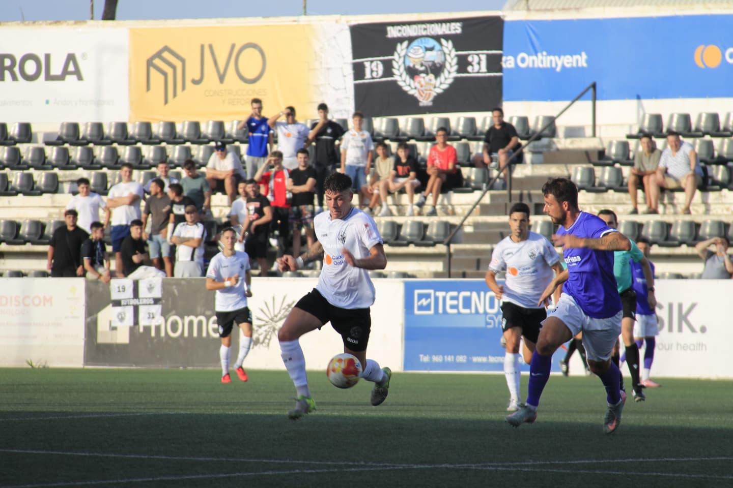 El delantero blanquinegro, Iván Albert, protagonizó varias de las ocasiones más claras ante el Torrellano