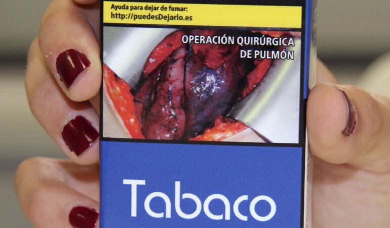 Las tabaqueras comenzarán el 20 de mayo a adaptar el etiquetado de cigarrillos y tabaco para liar y para pipa de agua y tendrán hasta el 20 de mayo de 2017 para cumplir la norma europea que prioriza las advertencias sanitarias.