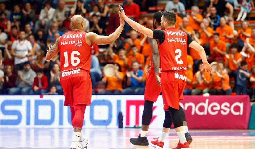 Popovic (2) y Vargas (16) durante un partido de la pasada campaña.