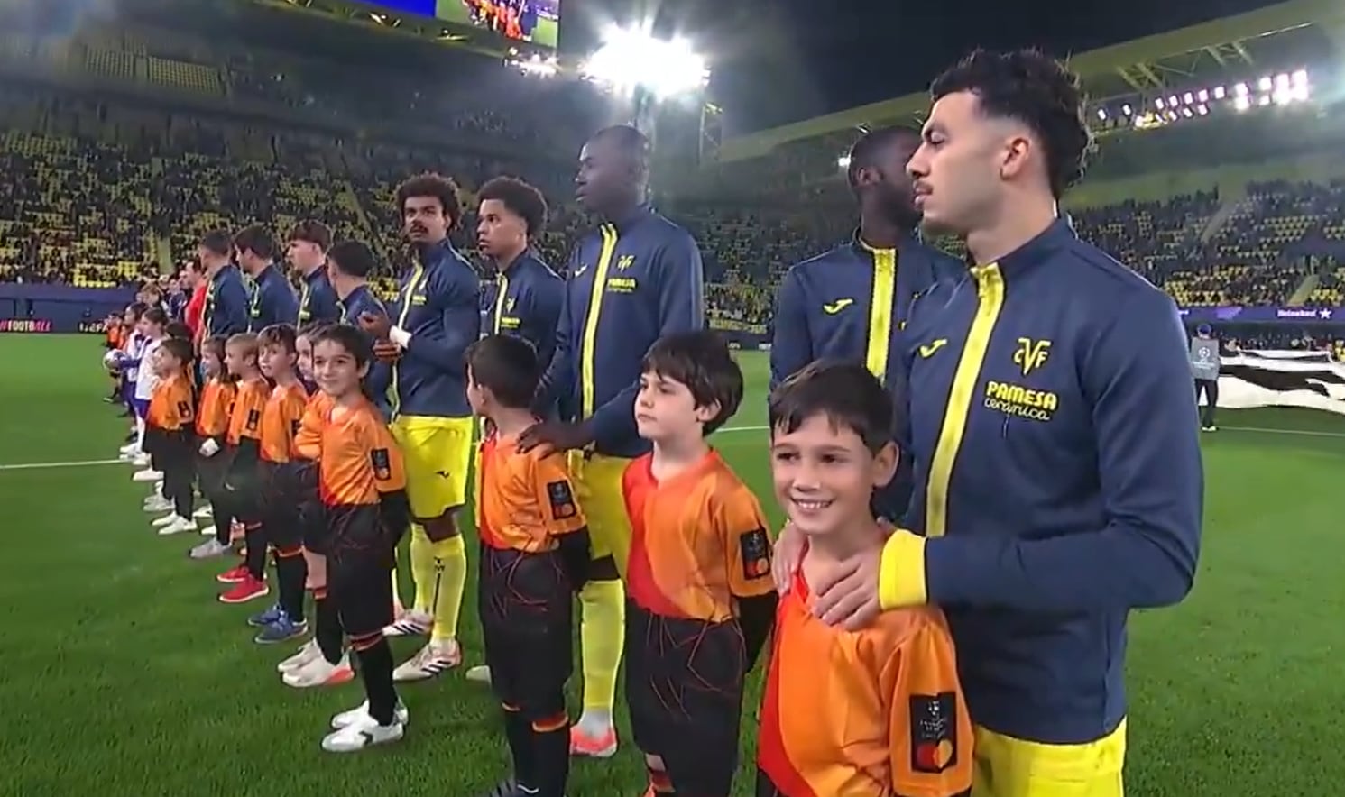 Los jugadores del Villarreal posan antes del partido