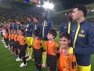 Los jugadores del Villarreal posan antes del partido