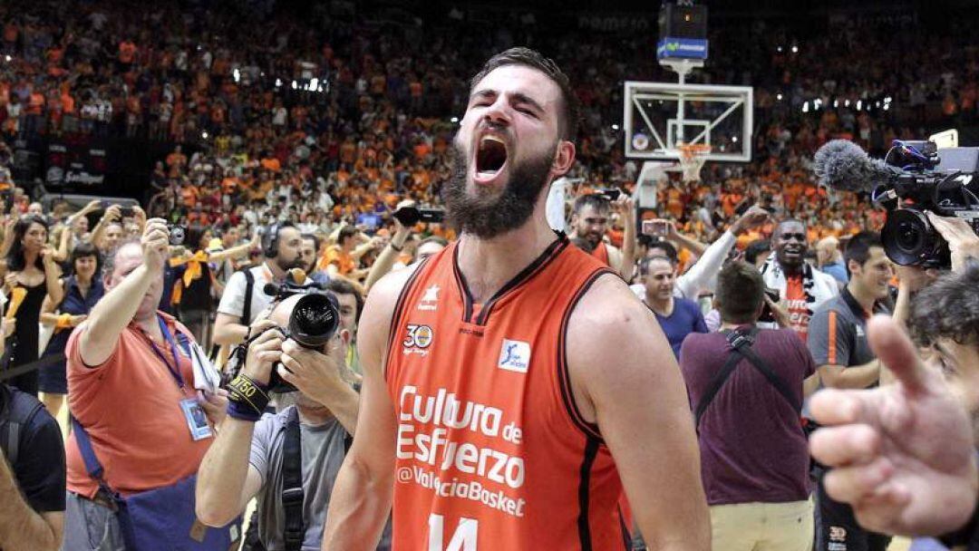 Bojan Dubljevic celebra el título de Liga ACB en 2017. 