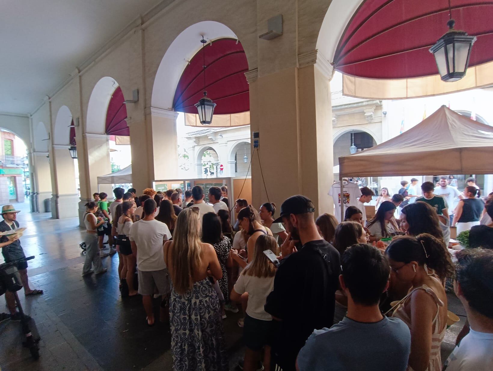 Largas filas de oscenses en las casetas de las Peñas