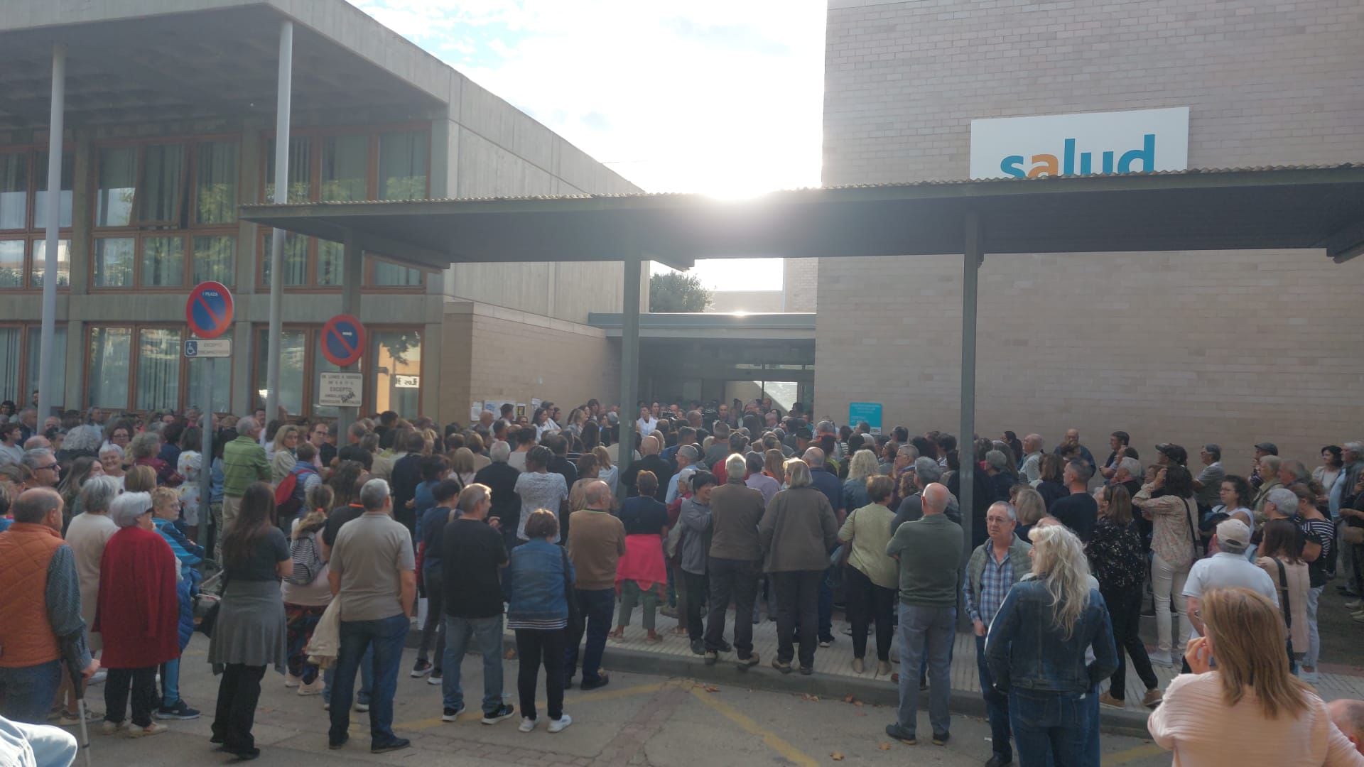 Alrededor de 500 personas se han manifestado esta mañana en el centro de salud de Ejea