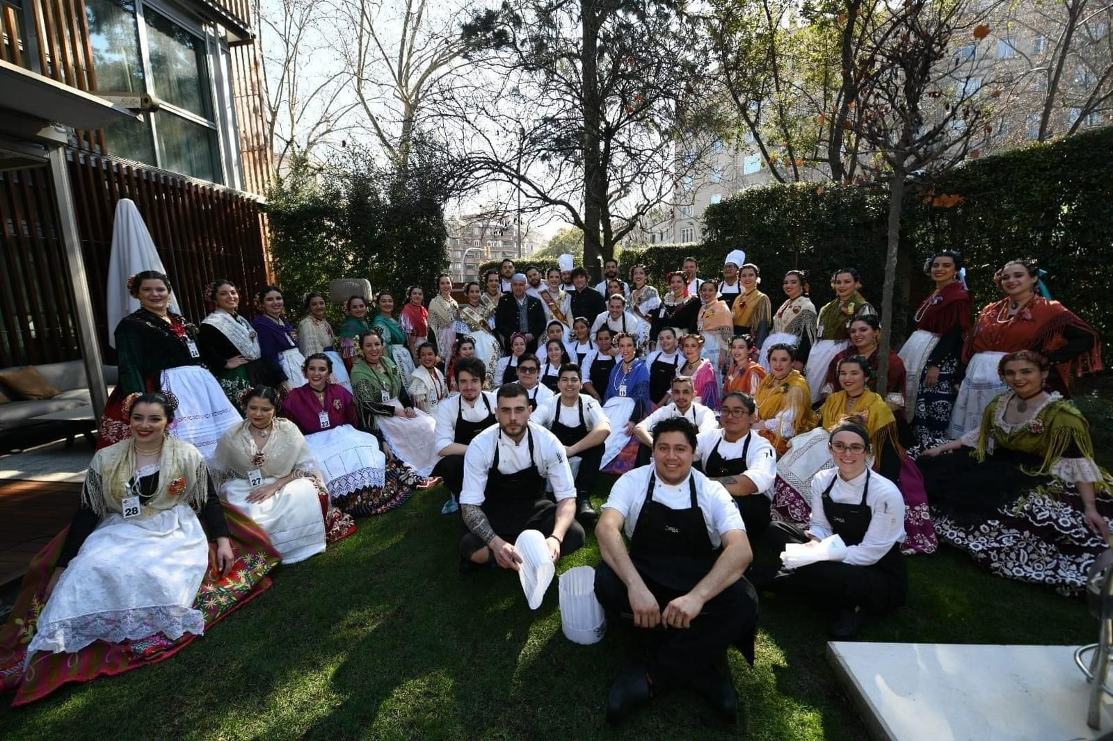 Jordi Cruz recibe a las candidatas a Reina de la Huerta 2023 durante su convivencia en Barcelona