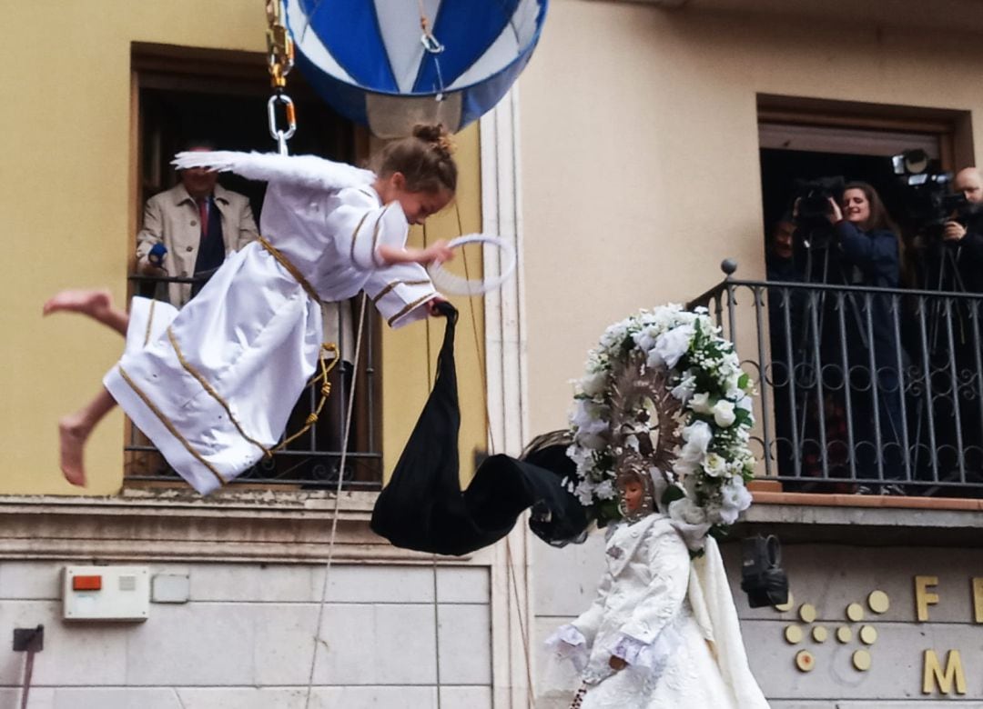 Irene Arnáiz, la niña-ángel, agitael manto de luto que acaba de retirar a la imagen de la Virgen durante el tradicional rito de la Bajada del Ángel de Aranda 2019