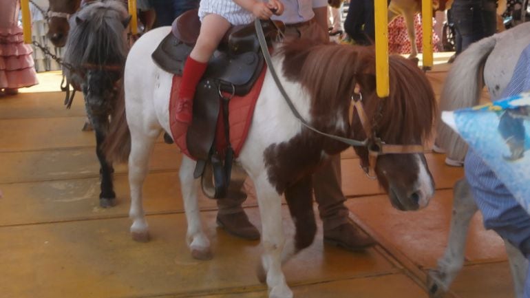 Carrusel de ponis en una feria.