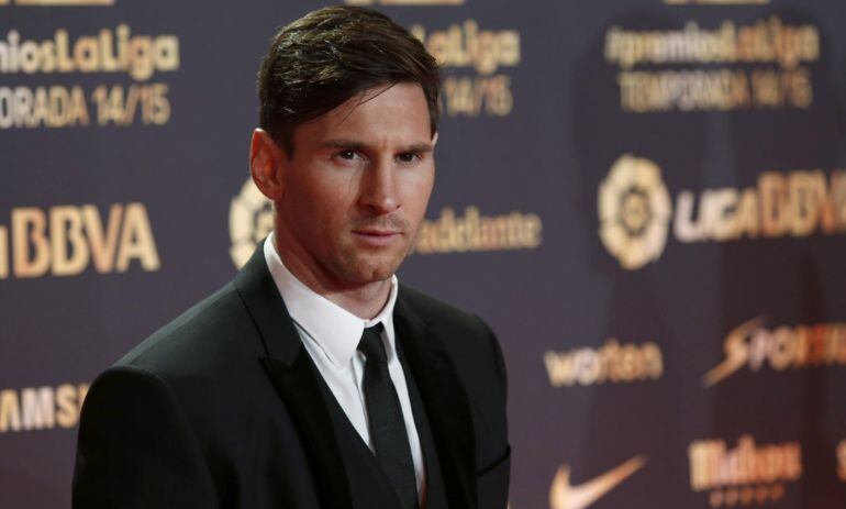 El delantero argentino del FC Barcelona Lionel Andrés Messi posa a su llegada a la gala de los premios de La Liga Nacional de Fútbol Profesional de la temporada 2014-15 