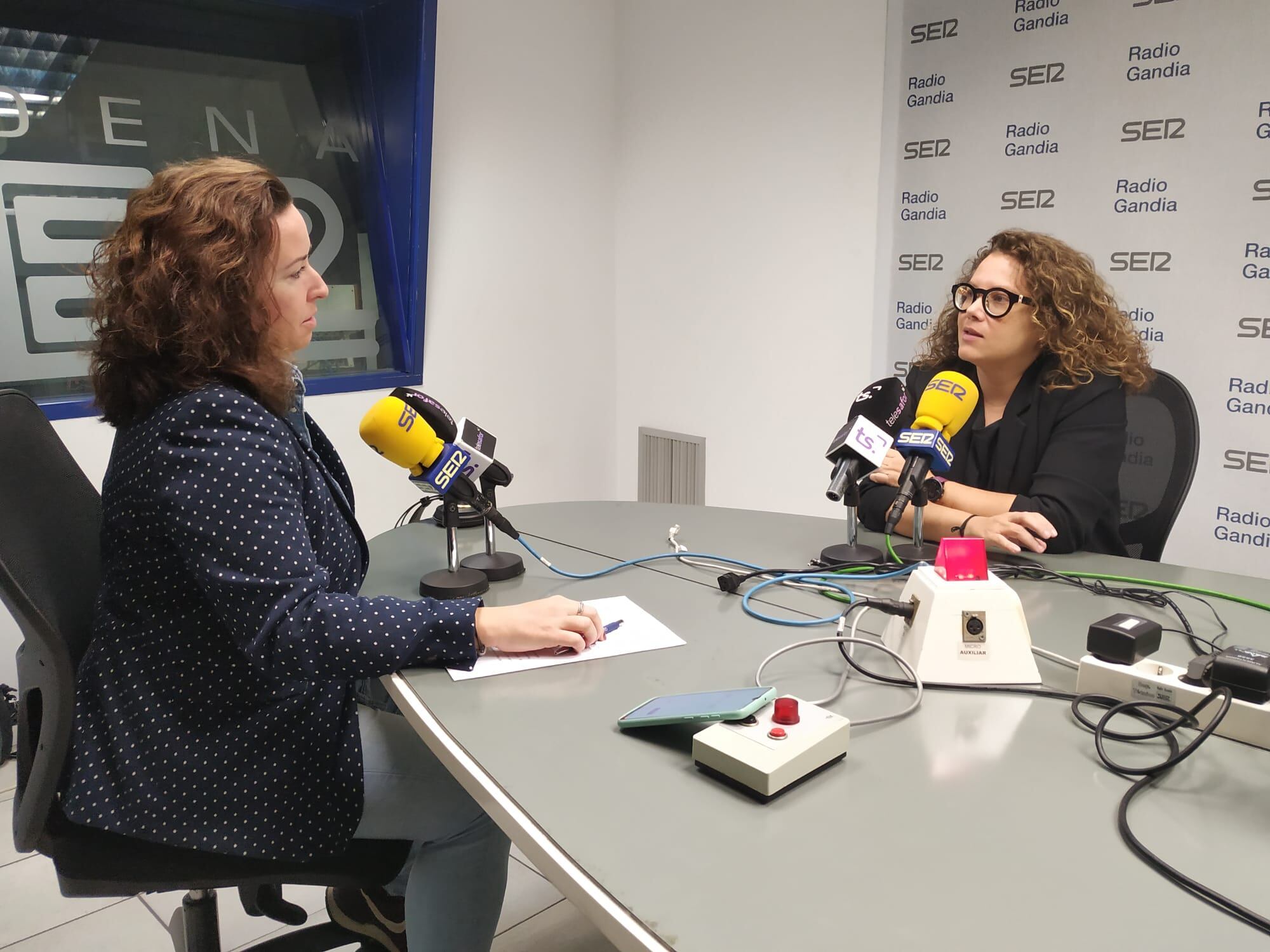 Alícia Izquierdo durante La Entrevista en los estudios de Radio Gandia.