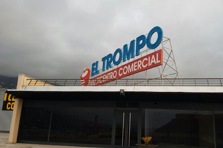 El centro comercial ocupa mas de 80.000 metros cuadrados en la zona de Las Arenas en La Orotava. 