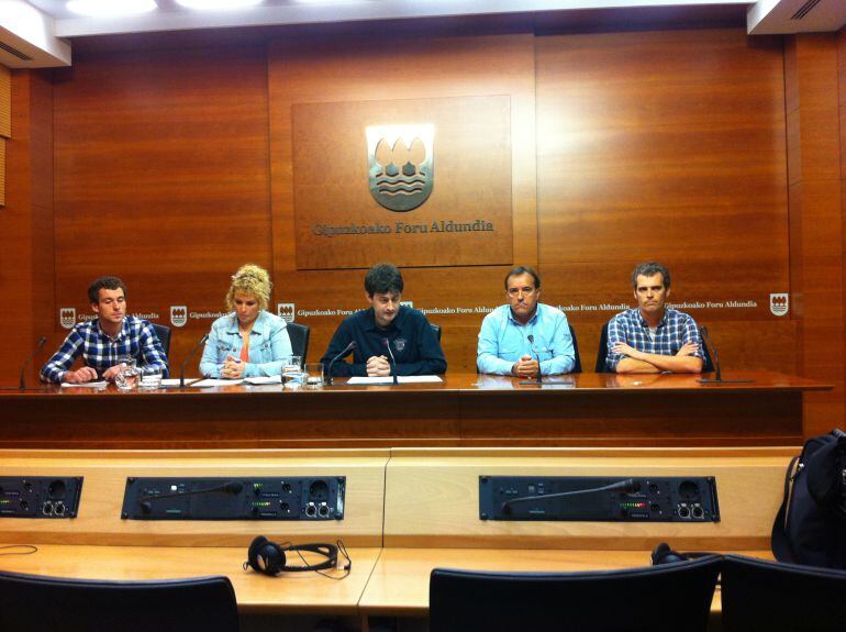 Koldo Agirre, alcalde de Beasain, Ainhoa Intxaurrandieta, presidenta de GHK; Iñaki Errazkin, diputado de Medio Ambiente, Juan Luis Illarramendi, alzalde de Zarautz, y Eneko Etxeberria, alcalde de Azpeitia