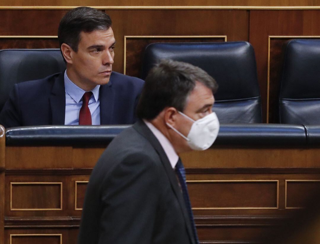 El presidente del Gobierno, Pedro Sánchez, durante el pleno del Congreso que debate y vota este miércoles la quinta prórroga del estado de alarma. Ante él, Aitor Esteban, del PNV. 