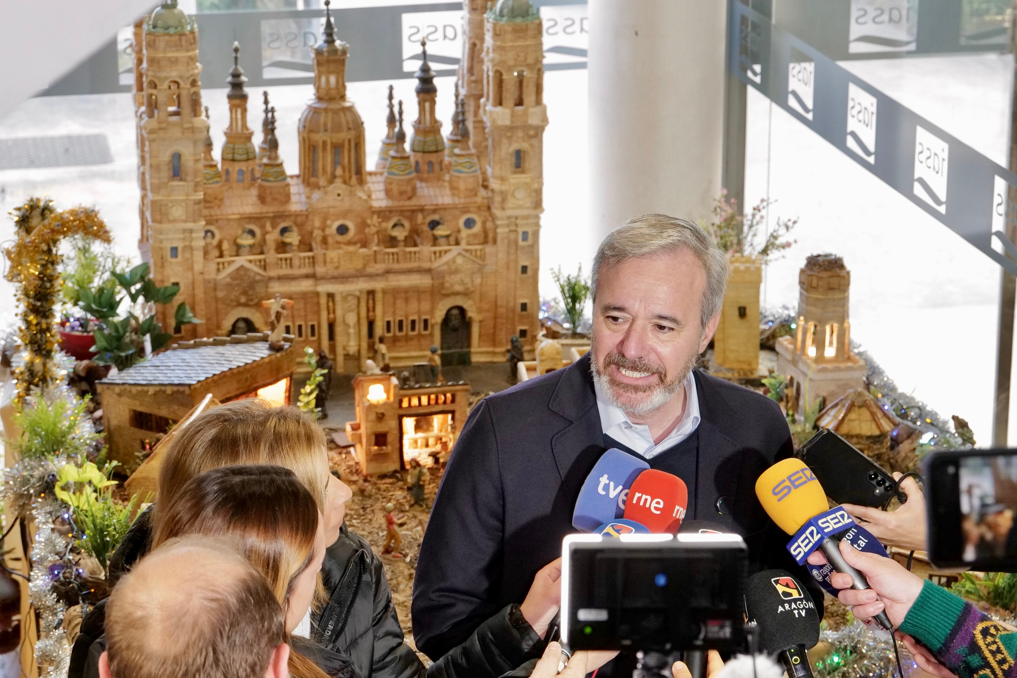 Jorge Azcón, de visita a un centro de mayores de Zaragoza por Nochebuena