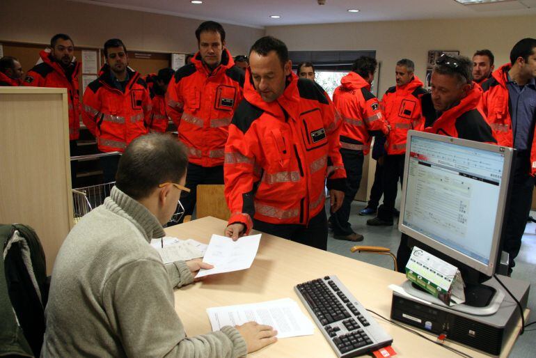 Els bombers voluntaris entrant la seva dimissió al registre de la Delegació del Govern a Tarragona.