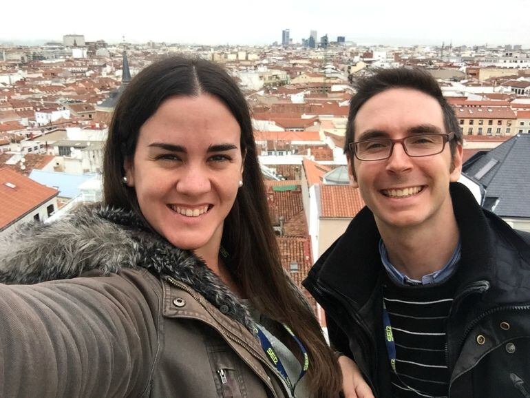 Elena Ferrandiz y Pedro Estepa, codirectores de Bienvenido Mr. Heston, haciéndose un &quot;selfie&quot; en la terraza de Radio Madrid